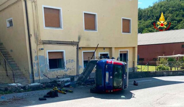 Mignanego, si ribalta con l’auto ed urta tubatura Mignanego, si ribalta con l’auto ed urta tubatura