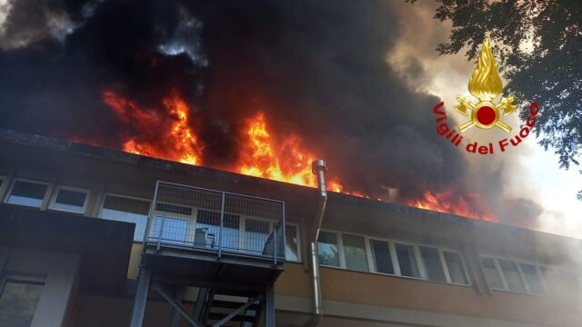 Mignanego, a fuoco tetto di una scuola