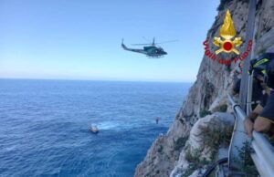 Capo Noli, i VVF salvano un uomo e due bambine sugli scogli Capo Noli, i VVF salvano un uomo e due bambine sugli scogli