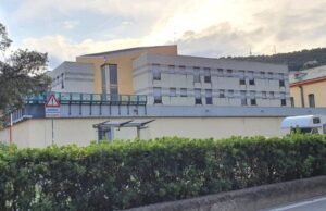 Marassi, detenuto armato aggredisce otto agenti: notte di violenza nel carcere genovese Marassi, detenuto armato aggredisce otto agenti: notte di violenza nel carcere genovese