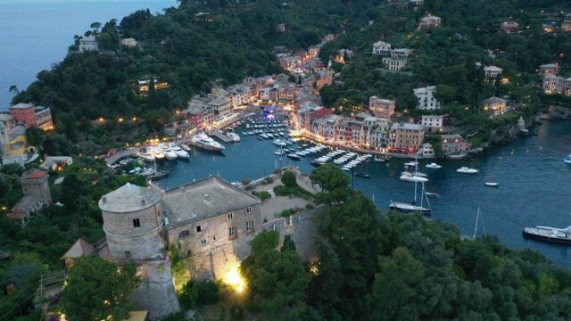 Portofino, il cinema d’autore torna protagonista in Piazzetta. Portofino, il cinema d’autore torna protagonista in Piazzetta.