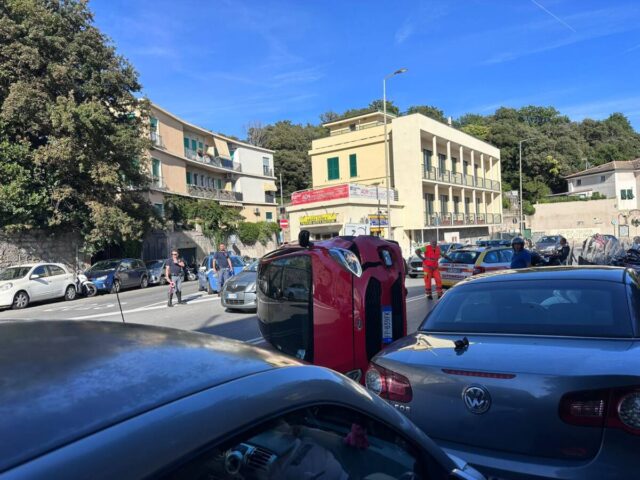 Incidente in via 5 Maggio, auto si cappotta Incidente in via 5 Maggio, auto si cappotta