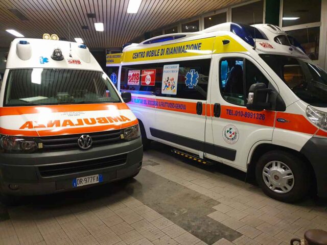 Frenata improvvisa del bus 43 alla Foce: due passeggere ferite Frenata improvvisa del bus 43 alla Foce: due passeggere ferite