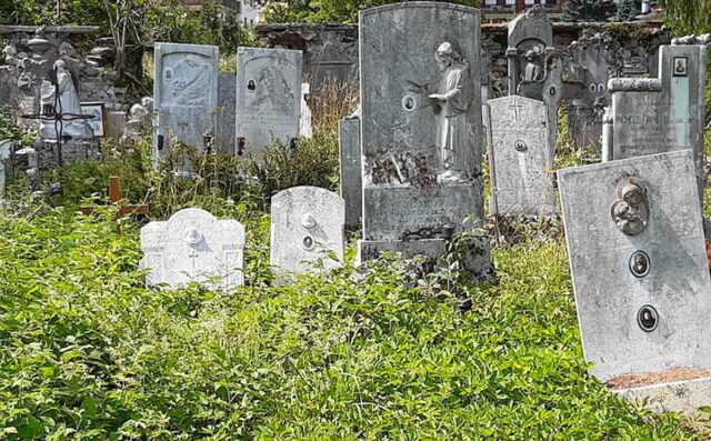 Profanata tomba del cimitero dismesso di Cremeno a Bolzaneto