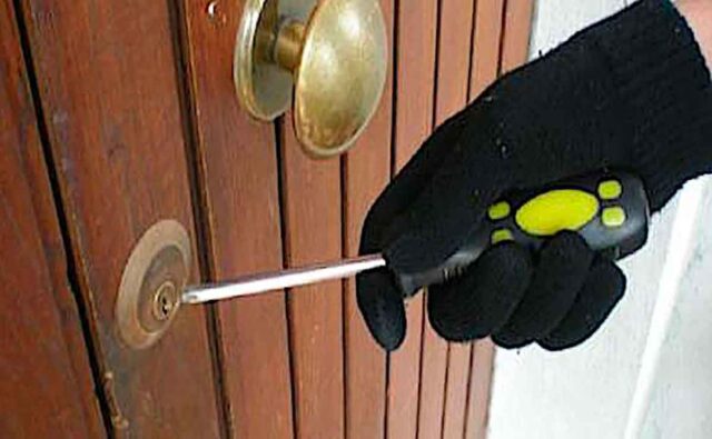 furti in casa Arrestato 21enne in via Carrara per tentato furto