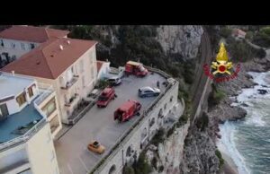 Intervento dei VVF al confine per albero pericolante su una falesia | Video Intervento dei VVF al confine per albero pericolante su una falesia