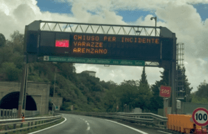 Cisterna gpl si ribalta, caos in A10: autostrada chiusa e chilometri di coda