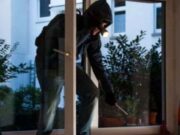 Genova, ladro si introduce in due appartamenti e fugge sui tetti Genova, ladro si introduce in due appartamenti e fugge sui tetti