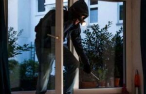 Sorpreso all’interno di un’abitazione, si lancia dalla finestra e cade: arrestato a Genova Sorpreso all’interno di un’abitazione, si lancia dalla finestra e cade: arrestato a Genova