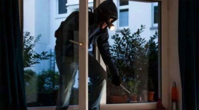 Sorpreso all’interno di un’abitazione, si lancia dalla finestra e cade: arrestato a Genova Sorpreso all’interno di un’abitazione, si lancia dalla finestra e cade: arrestato a Genova