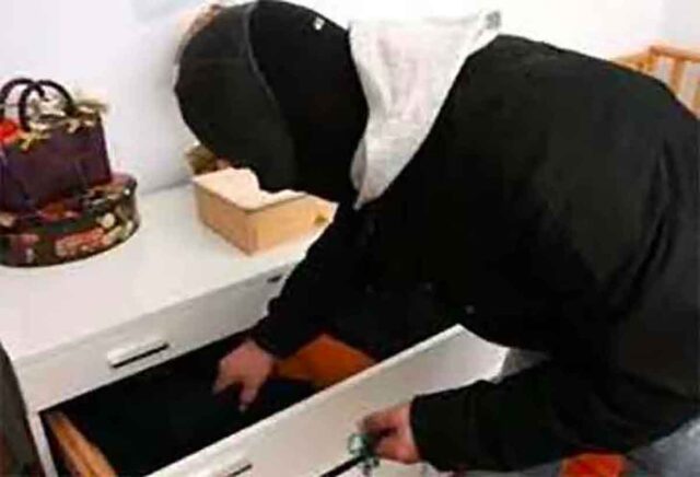 Genova, sorpreso mentre ruba nell'appartamento della vicina: arrestato 74enne Genova, sorpreso mentre ruba nell'appartamento della vicina: arrestato 74enne