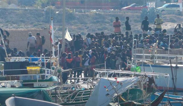 Quasi 2.500 migranti a Lampedusa in 24 ore, è record di sbarchi