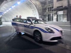 Fughe, inseguimenti e arresti a Genova: tre interventi della Polizia Locale tra alcol, documenti falsi e alta velocità Genova, weekend di inseguimenti: Polizia Locale ferma tre persone tra guida in stato di ebbrezza, documenti falsi e fughe notturne in città.