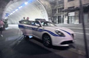 Sfreccia a 118 km/h in galleria Colombo: fermato motociclista francese A Genova una task force per i controlli con autovelox ed alcol test