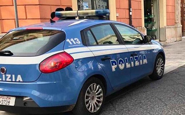 Corso Magenta, caccia al 30enne che rapina studenti vicino alle scuole