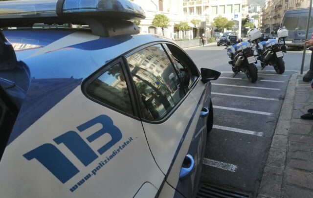 Tenta di rubare in un supermercato di Savona, i poliziotti intervengono