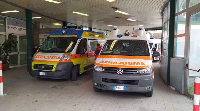 Grave incidente in via Bologna: donna travolta e schiacciata contro saracinesca durante una passeggiata