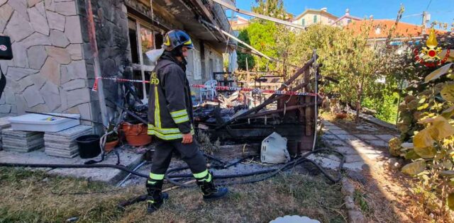 Casarza Ligure, esplosione in appartamento: salve tre persone