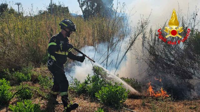 E’ ancora attivo l’incendio nell’Imperiese sopra Borgomaro