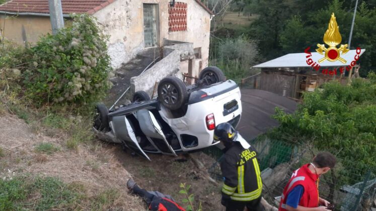 Castiglione Chiavarese, perde il controllo e si cappotta in una fascia