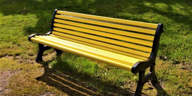 Una panchina gialla per sensibilizzare sull’endometriosi