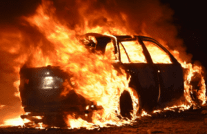 Sanremo, due auto parcheggiate distrutte dalle fiamme Sanremo, due auto parcheggiate distrutte dalle fiamme