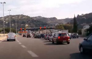 Traffico e coda al confine di Stato dalla Francia all’Italia Traffico e coda al confine di stato dalla Francia all’Italia