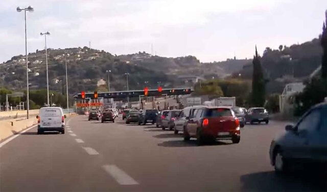 Traffico e coda al confine di stato dalla Francia all’Italia Traffico e coda al confine di stato dalla Francia all’Italia