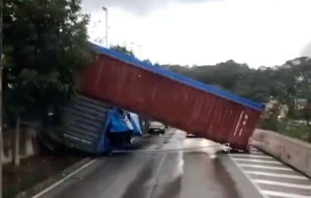Bolzaneto, forte vento fa volare giù container: strada bloccata