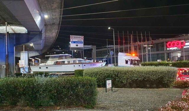 Trasporto eccezionale blocca rotatoria a Di Negro: traffico congestionato