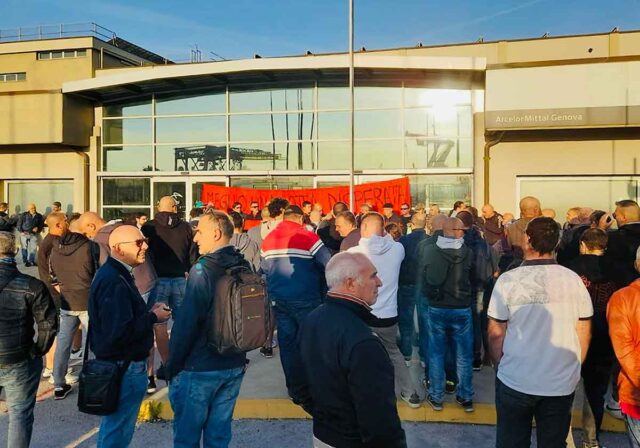 Ex Ilva Cornigliano sciopera: 'Vicini alla chiusura', mobilitazione totale a Genova Ex Ilva Cornigliano sciopera: 'Vicini alla chiusura', mobilitazione totale a Genova
