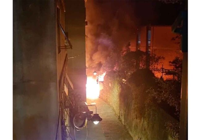 Architettura, bruciati 14 scooter: palazzo danneggiato. Incendio doloso Architettura, bruciati 14 scooter: palazzo danneggiato. Incendio doloso