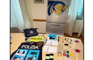 Esame patente con auricolari, la Stradale denuncia sei stranieri Esame patente con auricolari, la Stradale denuncia sei stranieri