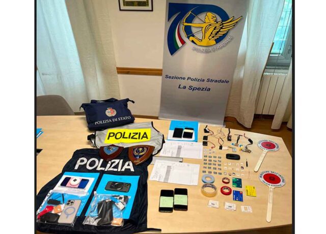 Esame patente con auricolari, la Stradale denuncia sei stranieri Esame patente con auricolari, la Stradale denuncia sei stranieri