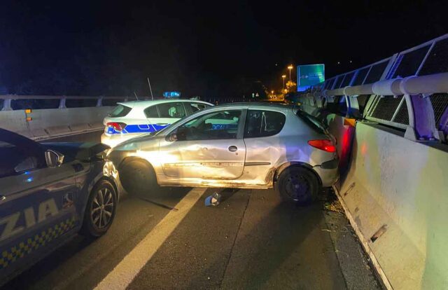 Sottoposto ad etilometro scappa e sperona polizia locale e polstrada