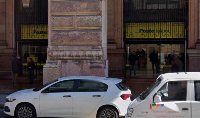 Paura alle Poste centrali di Genova per uomo che dà in escandescenze Paura alle Poste centrali di Genova per uomo che dà in escandescenze