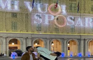 Il sì di Francesca ad Andrea: proposta matrimonio su maxischermo Regione Liguria Pastorino e Candia contro il maxischermo sul palazzo della Regione