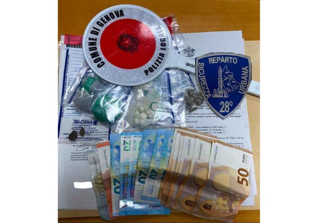 Sudamericano spaccia in via Canevari, bloccato dalla polizia locale