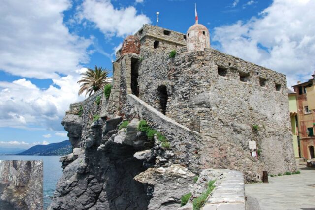 Camogli: crolla la scala del Castello della Dragonara