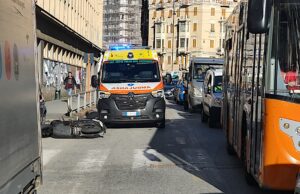 Genova, incidente in via Archimede: 17enne in scooter ferita e trasportata al San Martino Genova, incidente in via Archimede: 17enne in scooter ferita e trasportata al San Martino