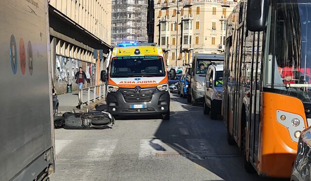 Incidente in via Archimede: scooter a terra Incidente in via Archimede: scooter a terra
