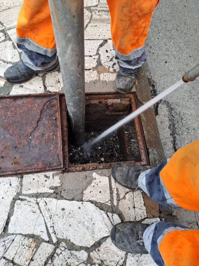 Mareggiata a Chiavari, pulizia delle condotte delle acque meteoriche nella zona di corso Valparaiso, via dei Velieri e via Risso