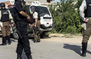 Distrutti mezzi per traversate clandestine, migranti attaccano agenti