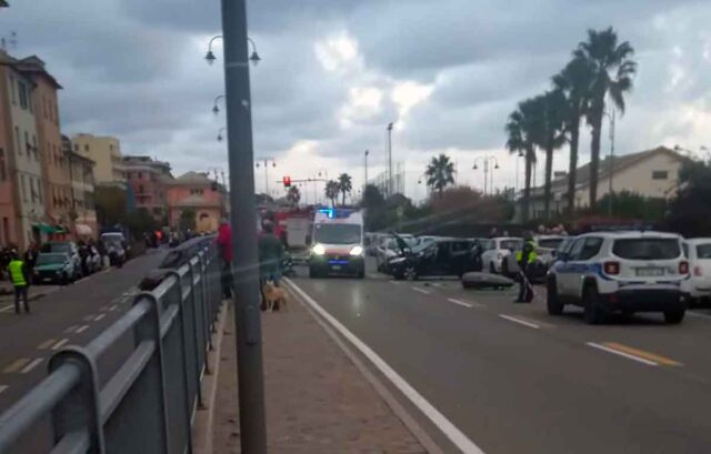 Via Prà, sfonda ringhiera e colpisce auto in sosta: 4 feriti Via Prà, sfonda ringhiera e colpisce auto in sosta: 4 feriti