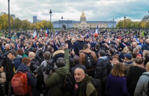 Odio arabo, Le Pen in piazza a Parigi: la destra é contro l’antisemitismo