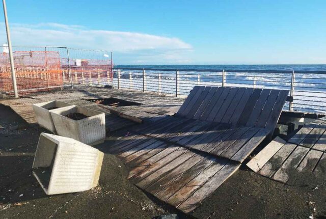 La mareggiata colpisce Voltri, seri danni alla passeggiata La mareggiata colpisce Voltri, seri danni alla passeggiata
