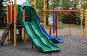 Cervo, bimbo di 19 mesi sbatte la testa mentre gioca sullo scivolo