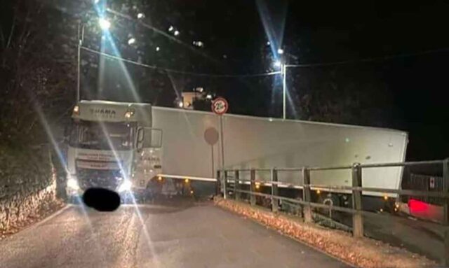 Via di Pino, ancora un tir incastrato nella strada Via di Pino, ancora un tir incastrato nella strada