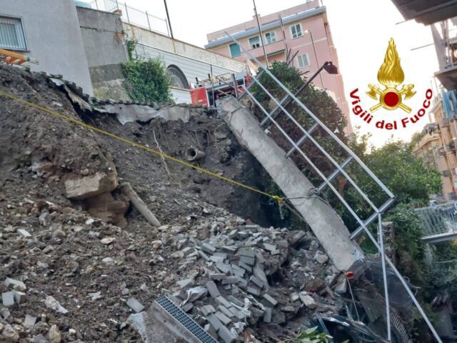 Proseguono le operazioni dei vigili del fuoco sulla frana di via Cabrini Proseguono le operazioni dei vigili del fuoco sulla frana di via Cabrini