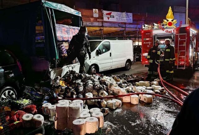 Furgone va a fuoco nella notte, fiamme spente dai VVF Furgone va a fuoco nella notte, fiamme spente dai VVF